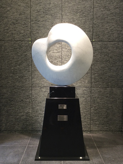 銀座七十七ビルのエントランスに展示された彫刻作品「風の環」