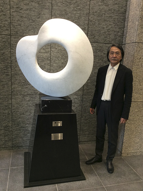 銀座七十七ビルのエントランスに展示された彫刻作品「風の環」と武藤順九