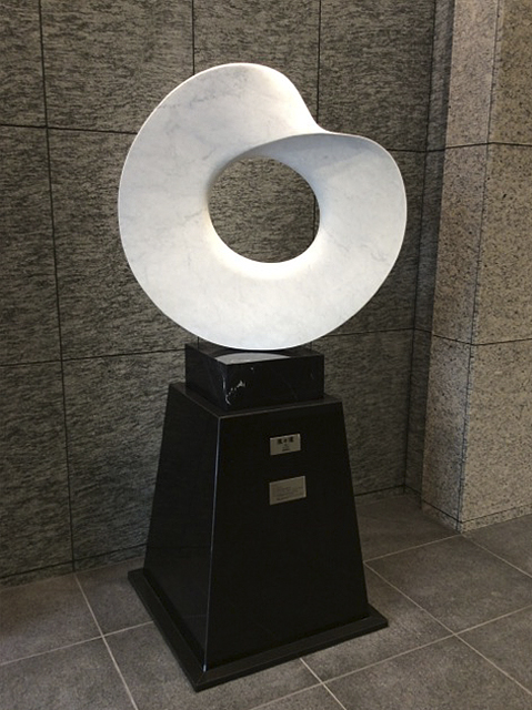 銀座七十七ビルのエントランスに展示された彫刻作品「風の環」を180度か移転させた状態
