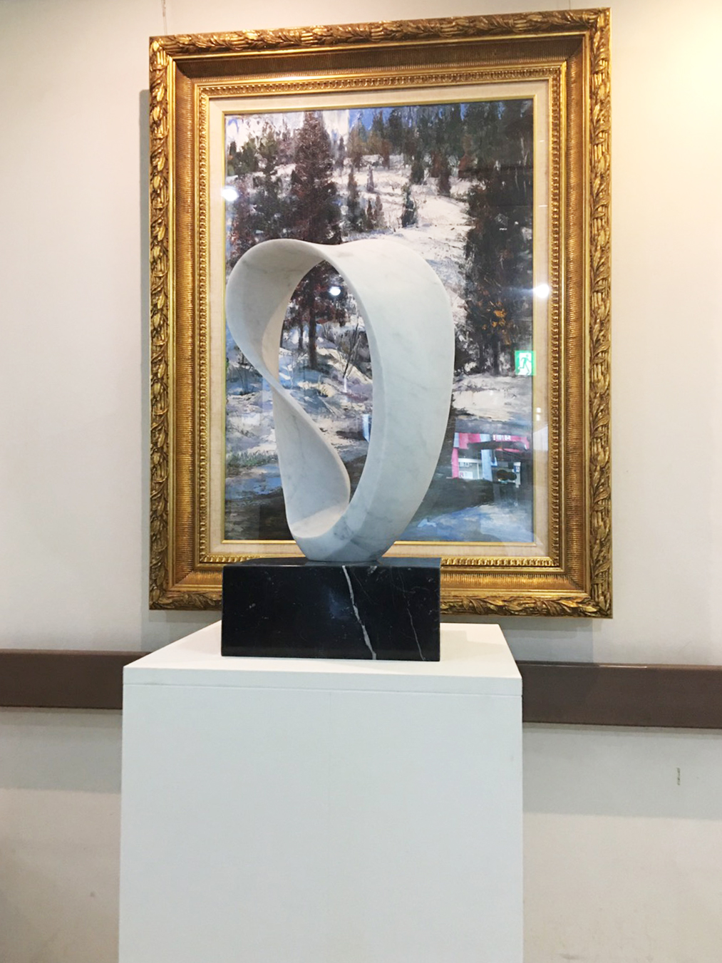 岡山県津山市の中島病院ロビーに展示された大理石彫刻作品「CIRCLE WIND-PAX2000-」